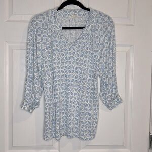 Cactus + Pearl Women’s Blue and White Floral V-Neck Top - Size Small